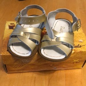 Sun-san saltwater sandals size 4 Infant.